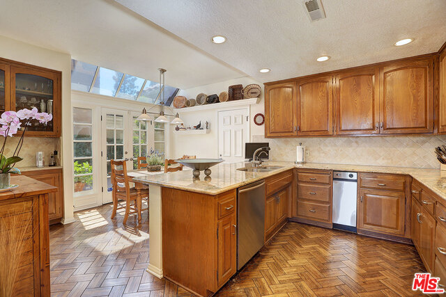 12329 Ridge Circle, Unit 20 Los Angeles, CA 90049 - Photo 20 of 39
