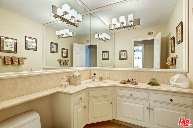 12329 Ridge Circle, Unit 20 Los Angeles, CA 90049 - Photo 23 of 39