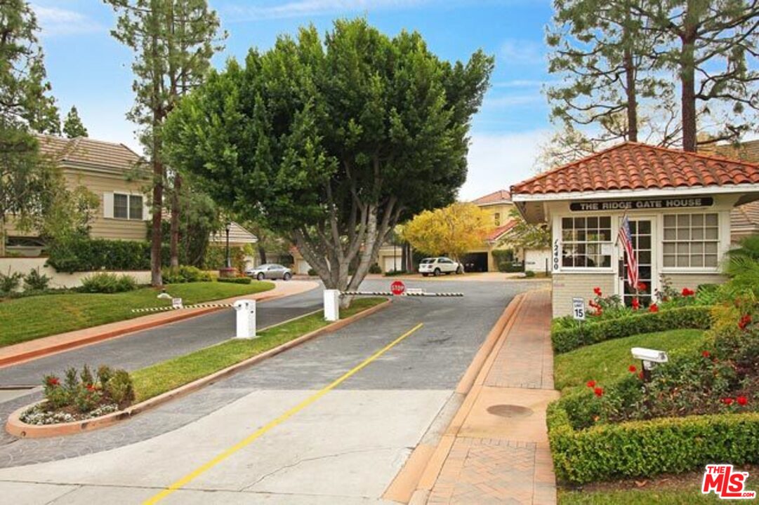 12329 Ridge Circle, Unit 20 Los Angeles, CA 90049 - Photo 4 of 39