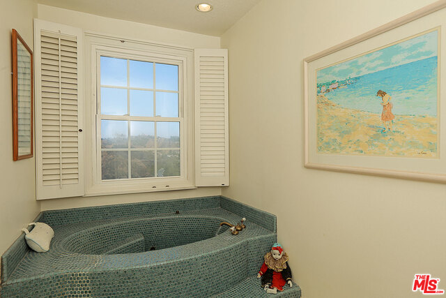 12329 Ridge Circle, Unit 20 Los Angeles, CA 90049 - Photo 31 of 39