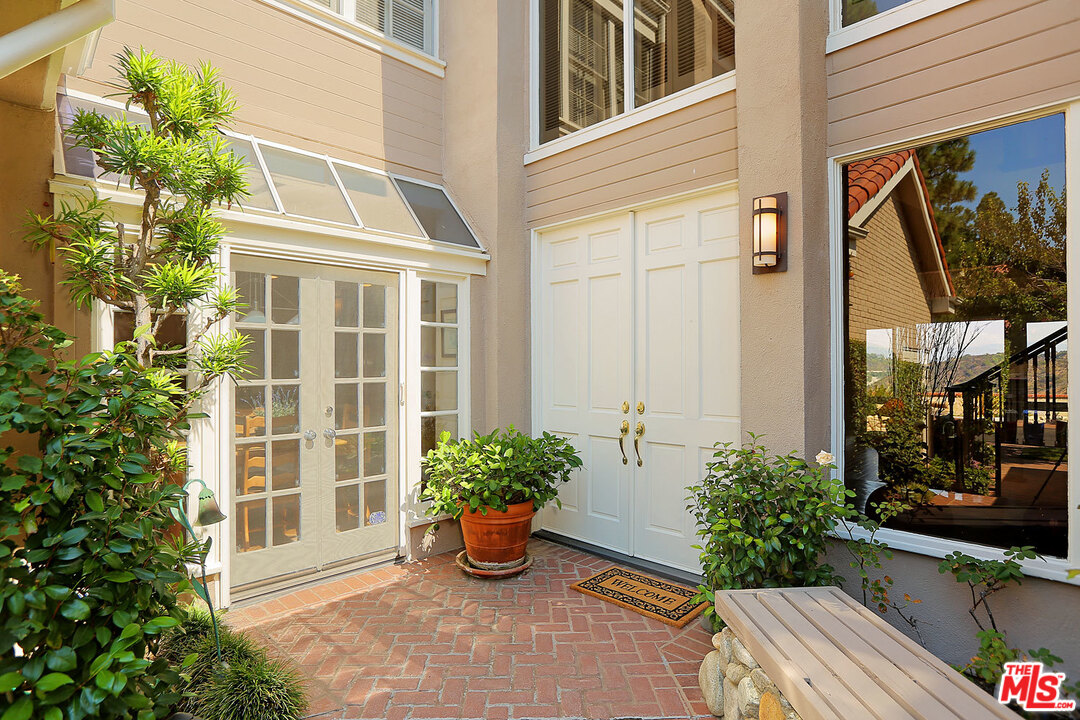12329 Ridge Circle, Unit 20 Los Angeles, CA 90049 - Photo 6 of 39