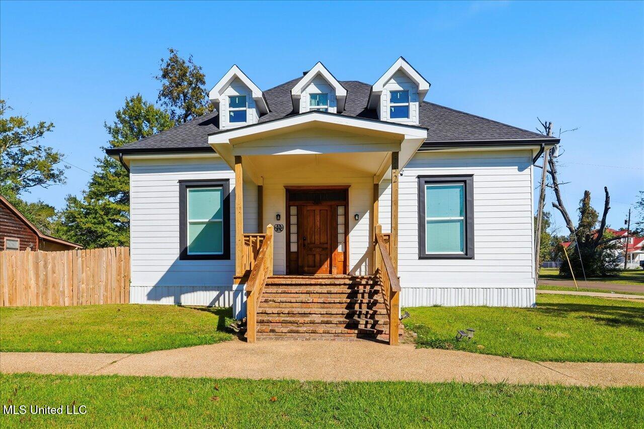 01-552 E 1st St _ Home Tours MS