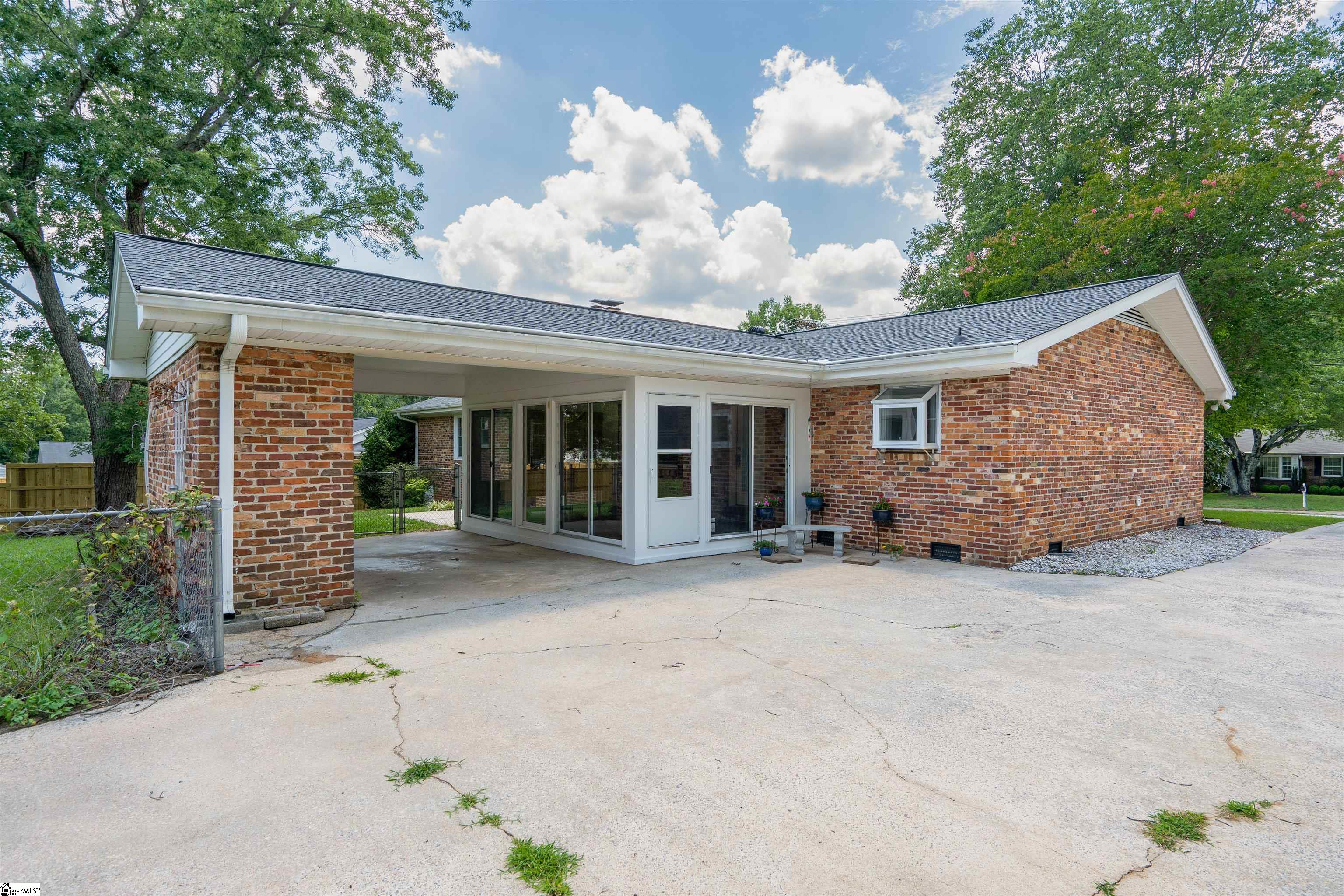 112 Waddell Road Greenville, SC 29609 - Photo 4 of 33 Gallery Image 4