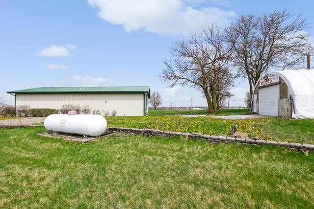 a view of a backyard