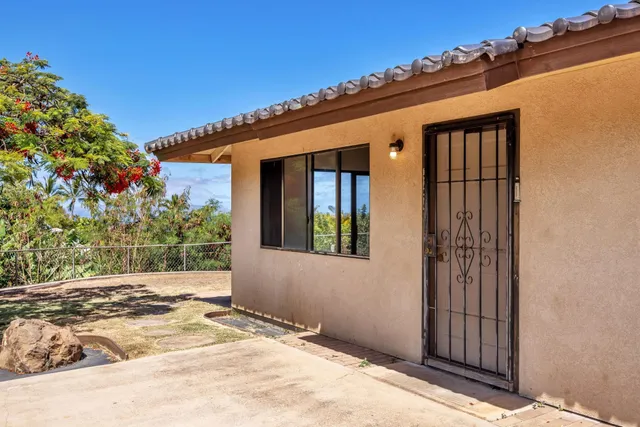 a view of a house with a backyard