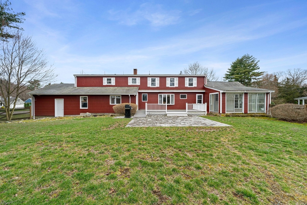 10 Robin Road Westwood, MA 02090 - Photo 34 of 37 a front view of a house with a garden