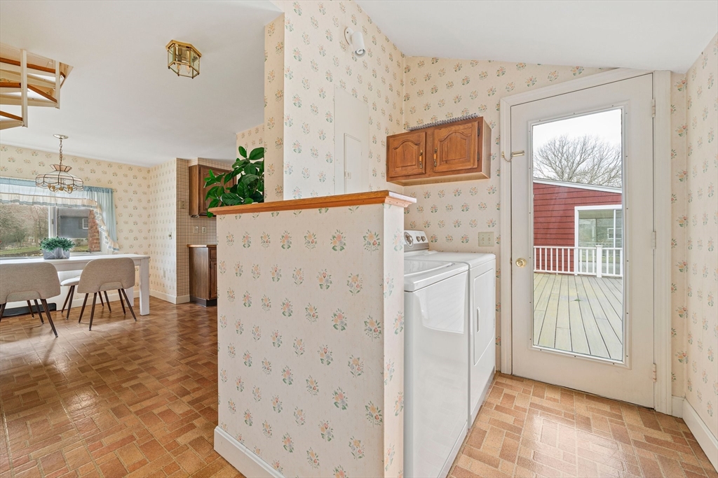 10 Robin Road Westwood, MA 02090 - Photo 7 of 37