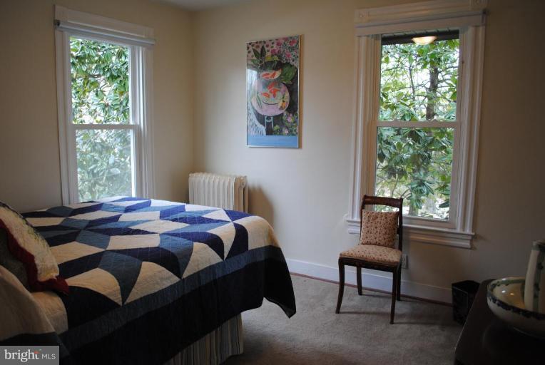 1403 Foxhall Road Northwest Washington, DC 20007 - Photo 19 of 22 a bedroom that has a bed and a chair