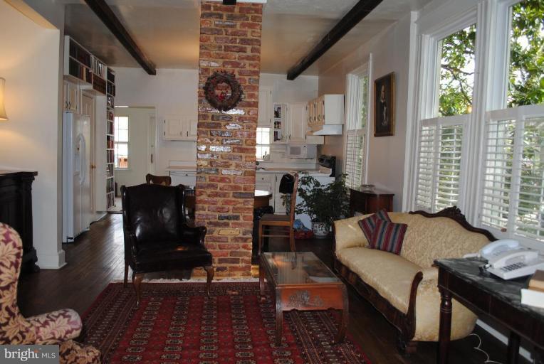 1403 Foxhall Road Northwest Washington, DC 20007 - Photo 3 of 22 a living room with furniture