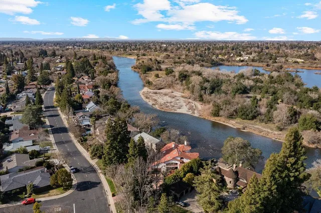 a large kitchen with kitchen island a large window in it