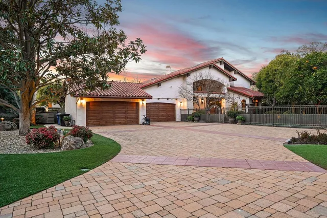 a view of a pathway with a yard