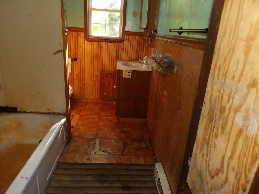 119 North Summit Road Greenville, PA 16125 - Photo 4 of 10 a bathroom with a shower