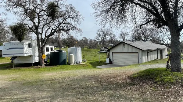 a view of a back yard