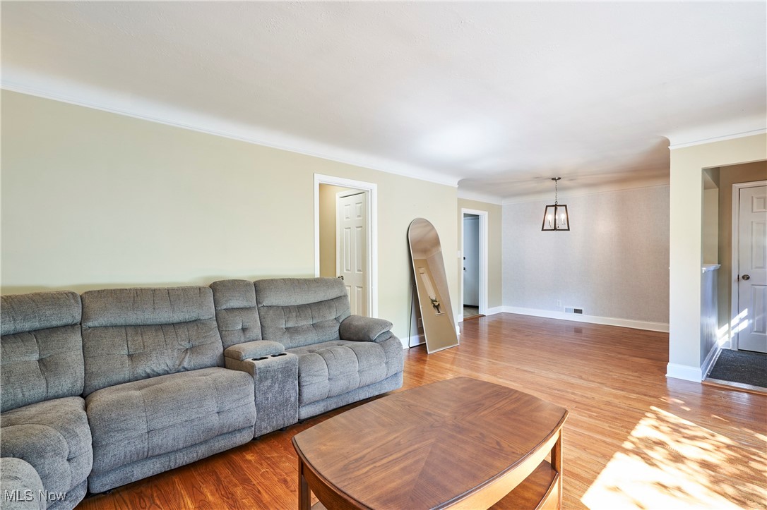 3100 West Ridgewood Drive Cleveland, OH 44134 - Photo 5 of 29 Living room /Dining room