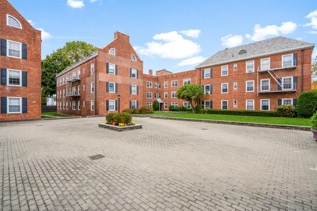 a view of building with a yard