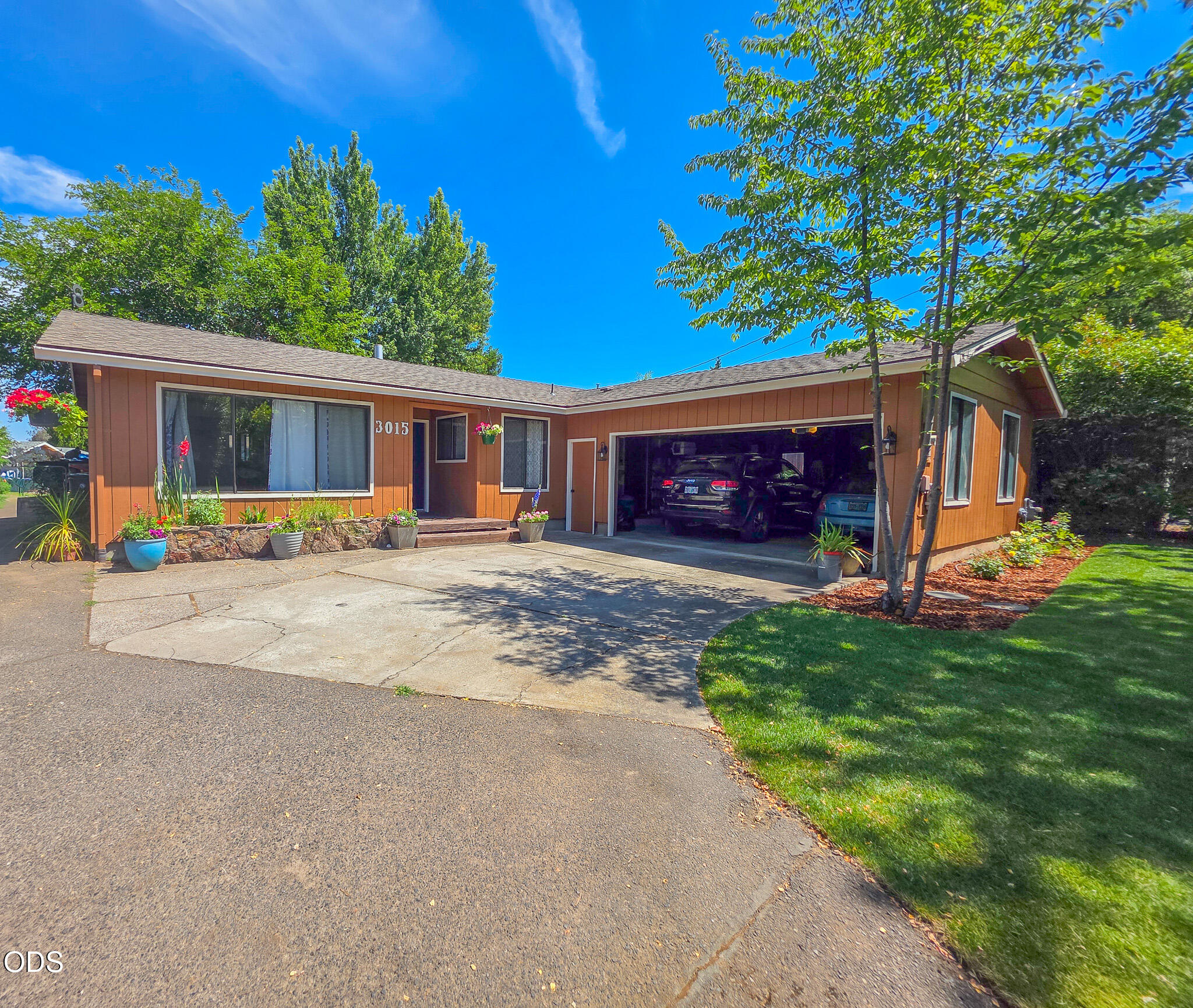 3015 Lone Pine Road Medford, OR 97504 - Photo 1 of 34