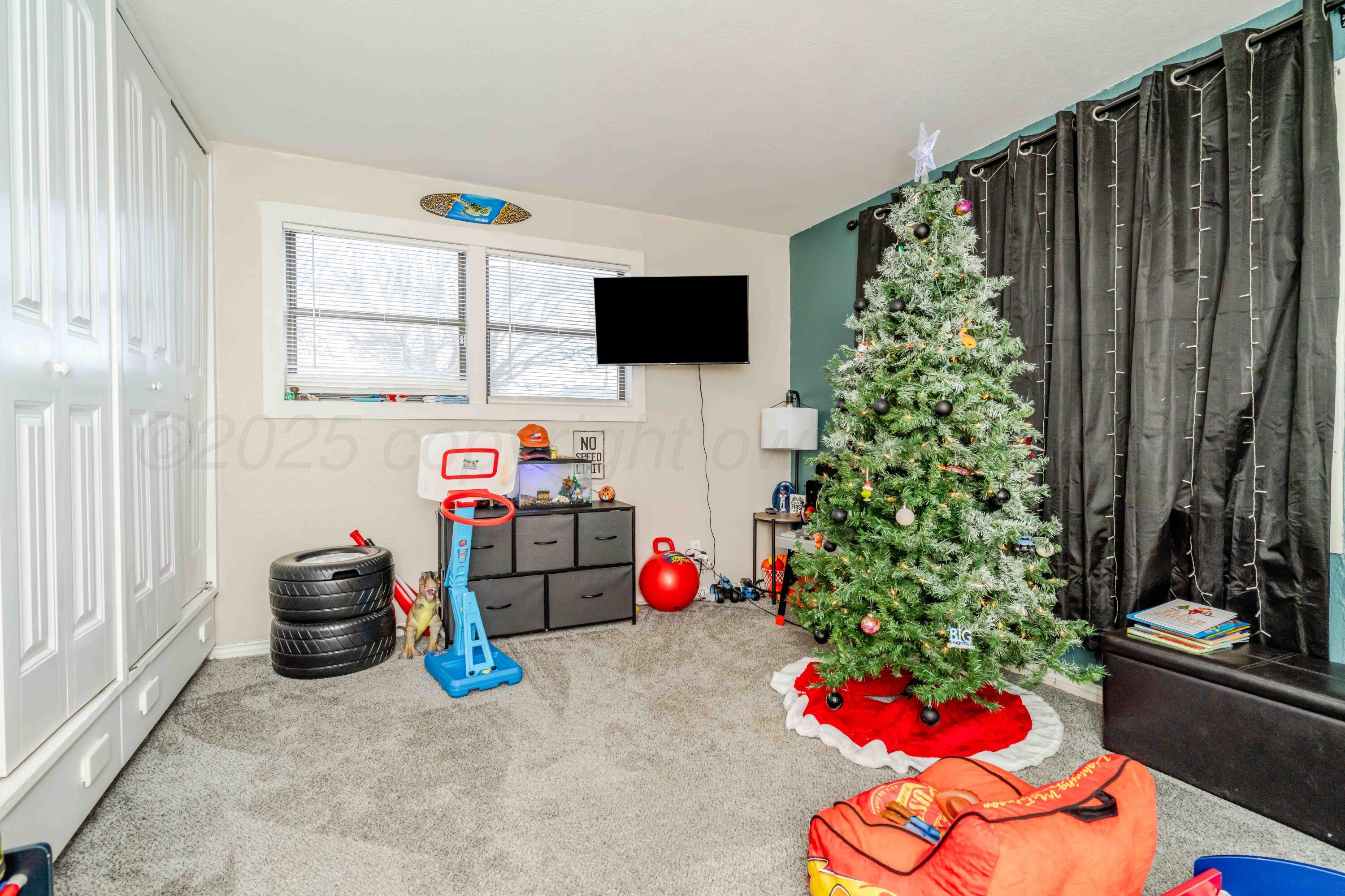 1505 Hamilton Street Pampa, TX 79065 - Photo 33 of 42 a living room with furniture and a flat screen tv