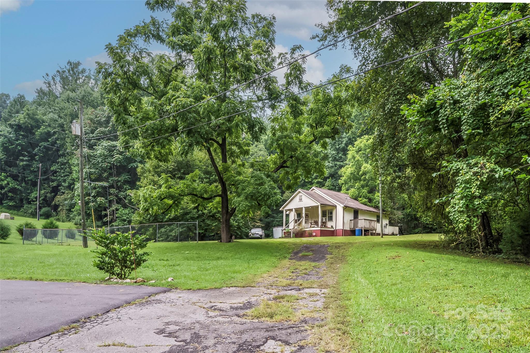 5526 Harris Farm Road Hickory, NC 28602 - Photo 6 of 18 a front view of house with yard and green space