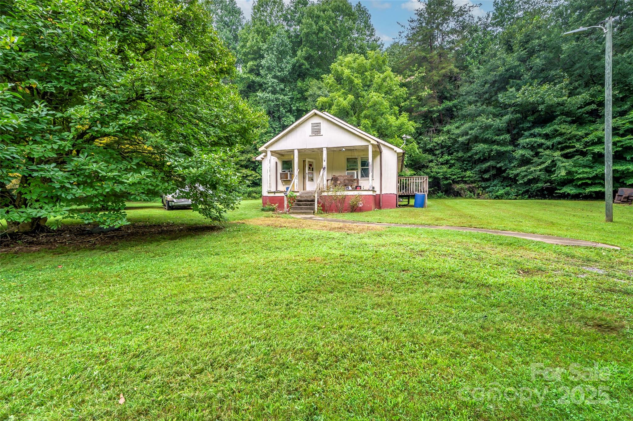 5526 Harris Farm Road Hickory, NC 28602 - Photo 8 of 18 a front view of a house with garden