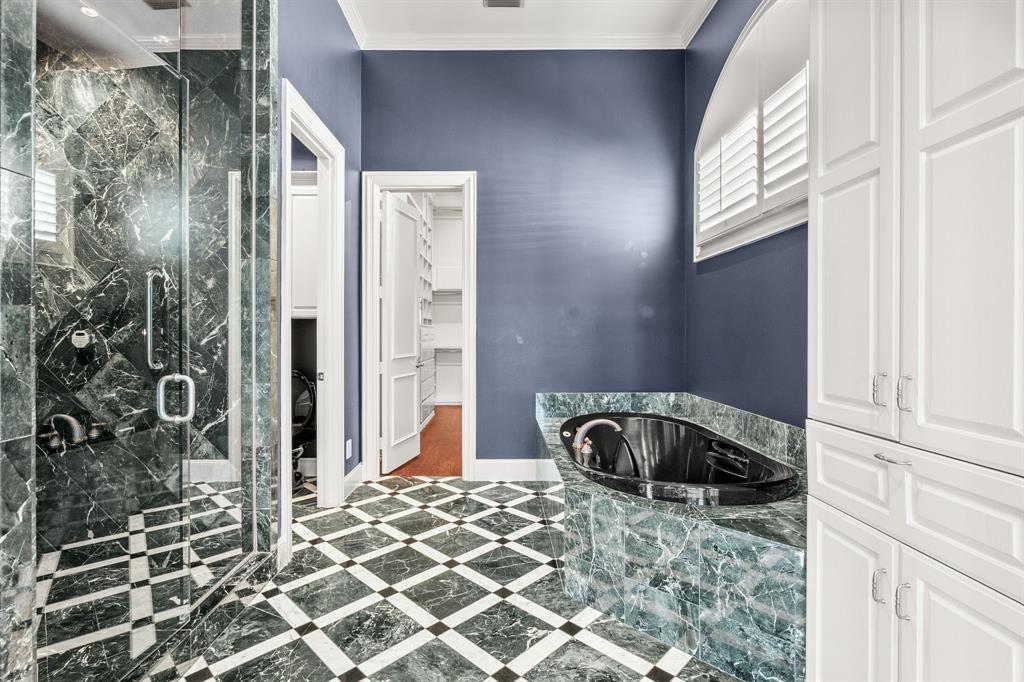 4624 Byron Circle Irving, TX 75038 - Photo 26 of 39 a bathroom with a bathtub and shower