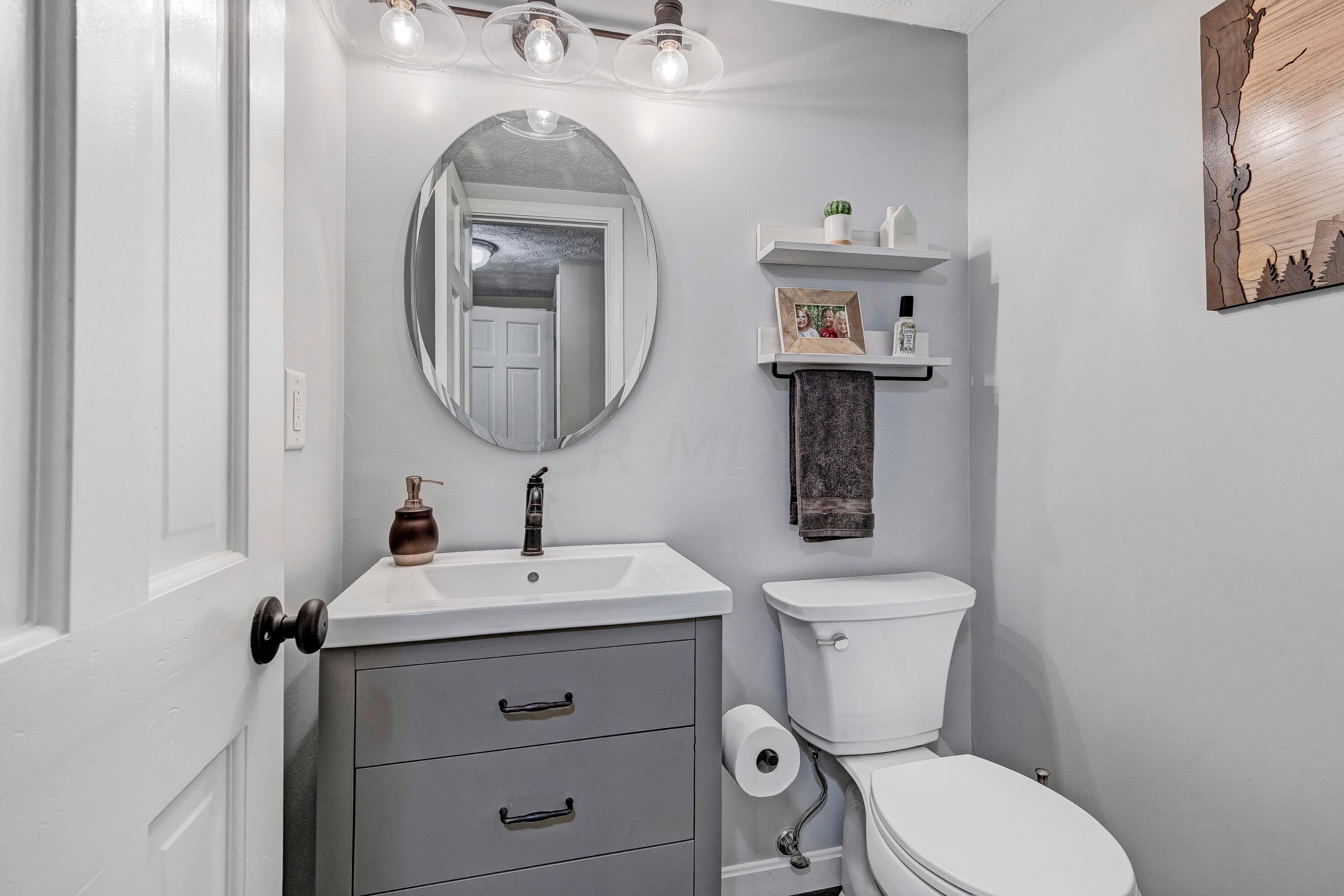 1944 Wolverhampton Road Powell, OH 43065 - Photo 20 of 44 1st Flr Half Bath