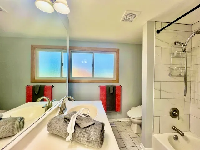 $3,200 | 2112 North Kennicott Drive, Arlington Heights, IL 60004