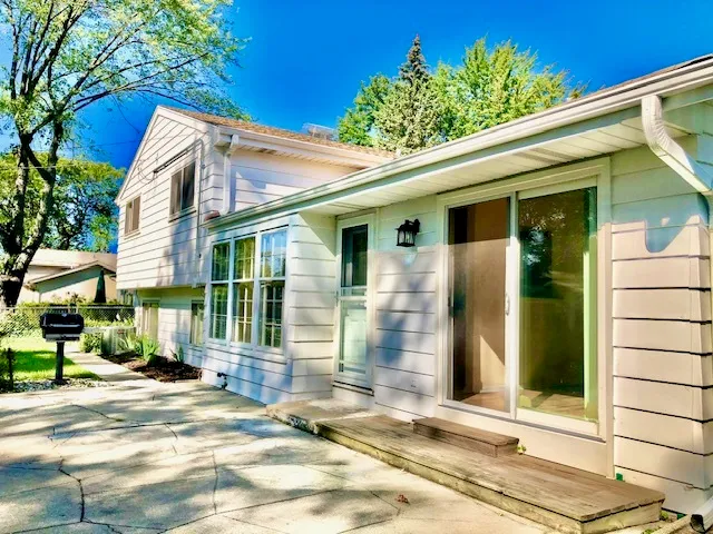 $3,200 | 2112 North Kennicott Drive, Arlington Heights, IL 60004