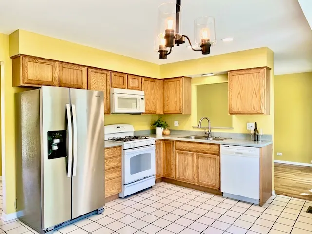 $3,200 | 2112 North Kennicott Drive, Arlington Heights, IL 60004