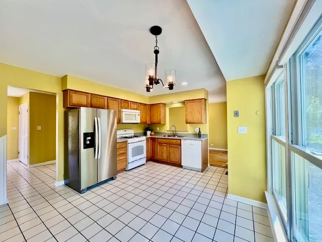 $3,200 | 2112 North Kennicott Drive, Arlington Heights, IL 60004