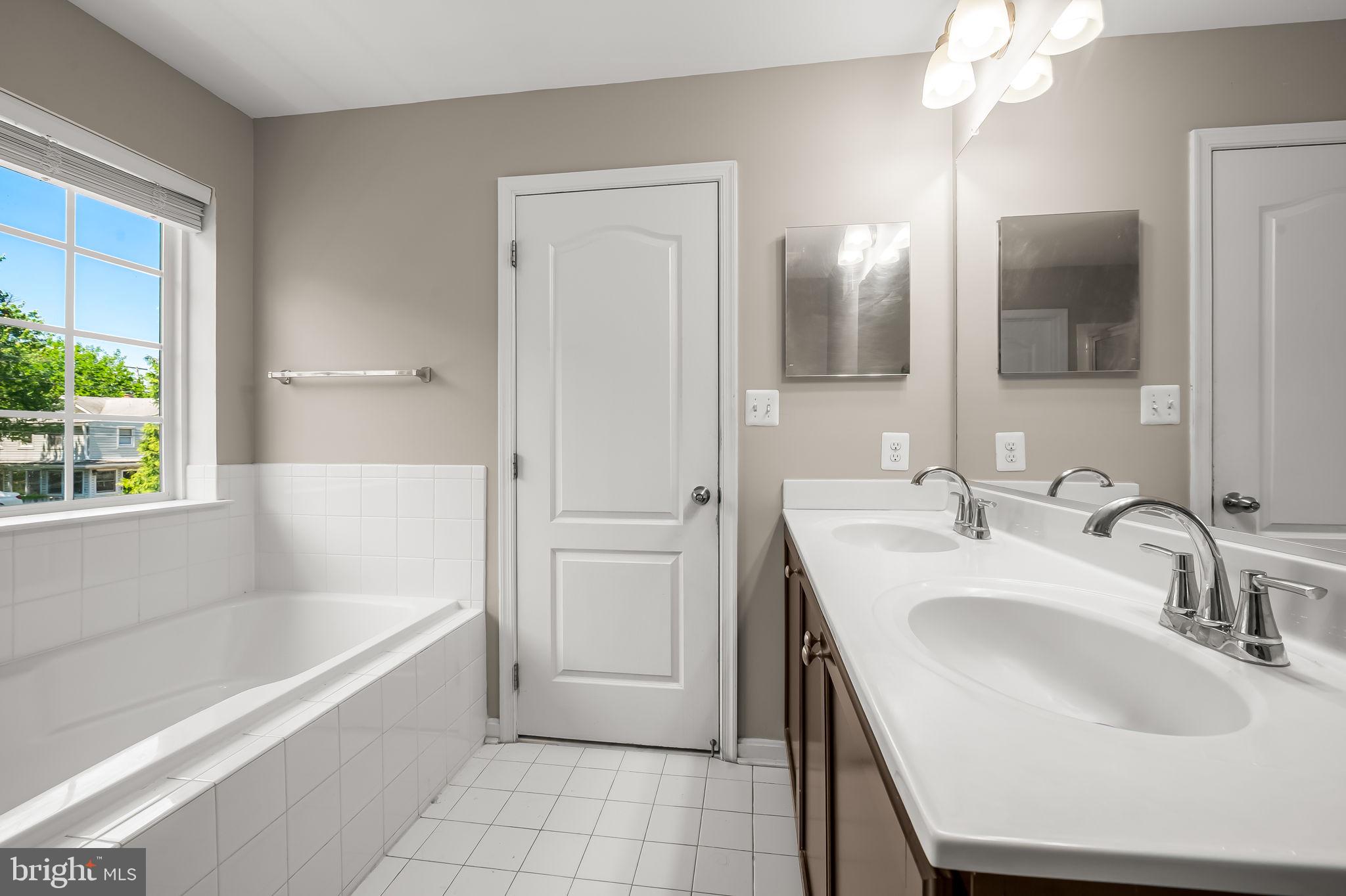 6008 Hanover Road Elkridge, MD 21075 - Photo 24 of 36 a bathroom with a bathtub sink and mirror