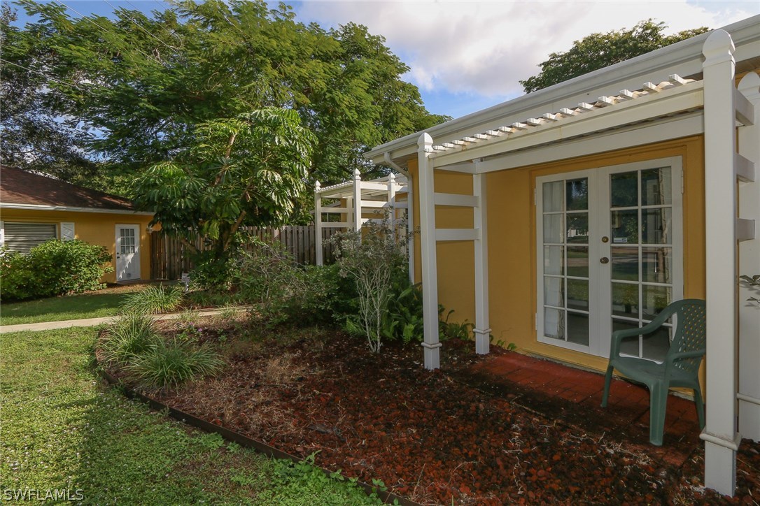 a view of a house with backyard and garden
