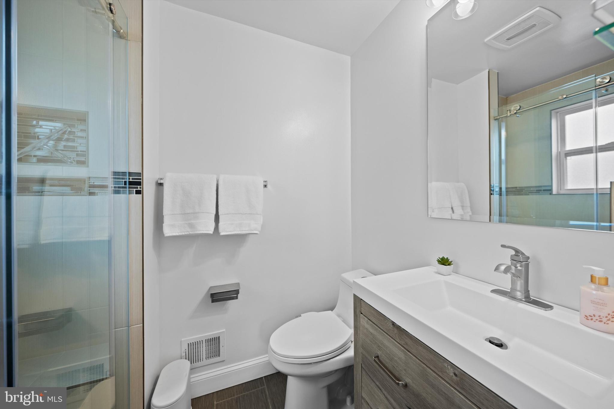 3206 North Glebe Road Arlington, VA 22207 - Photo 13 of 20 a bathroom with a sink toilet and shower