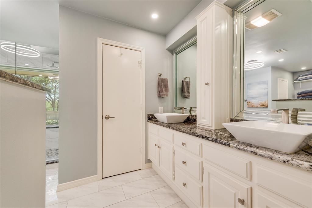 805 Crowley Road Arlington, TX 76012 - Photo 18 of 26 a bathroom with double sink and a mirror