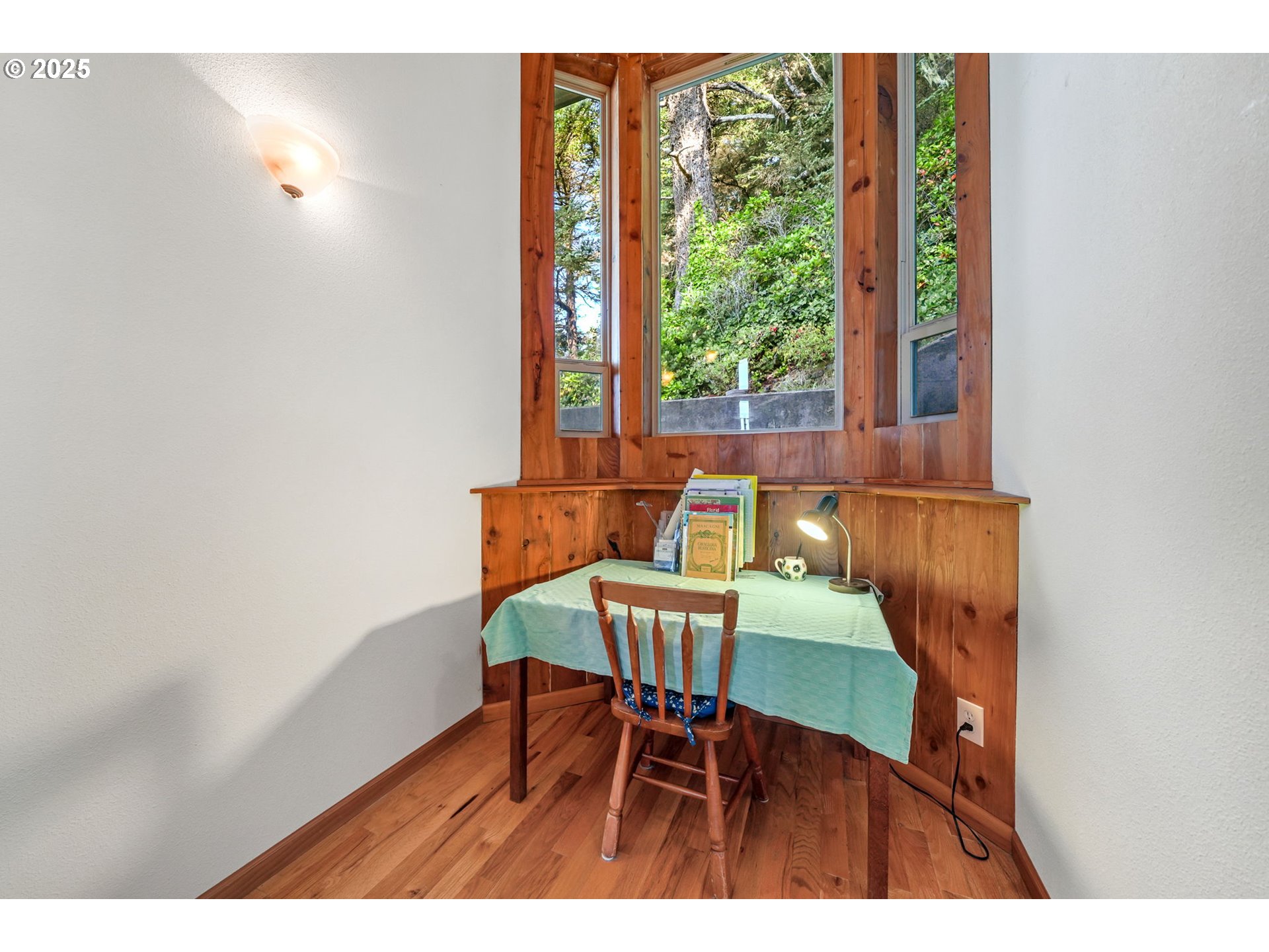 674 Pacific View Drive Yachats, OR 97498 - Photo 33 of 47 a balcony with table and chairs