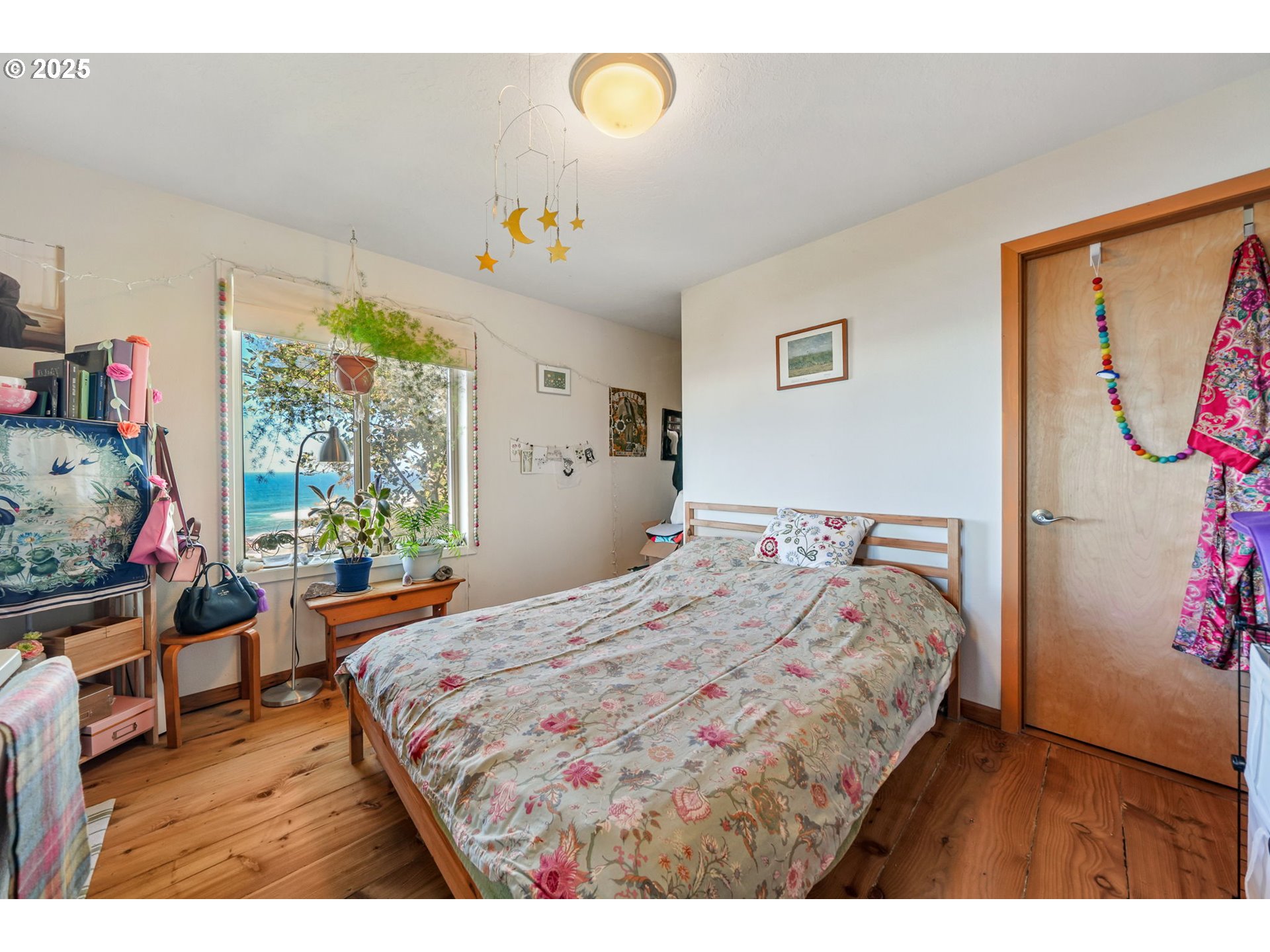 674 Pacific View Drive Yachats, OR 97498 - Photo 35 of 47 a bedroom with a bed and a window