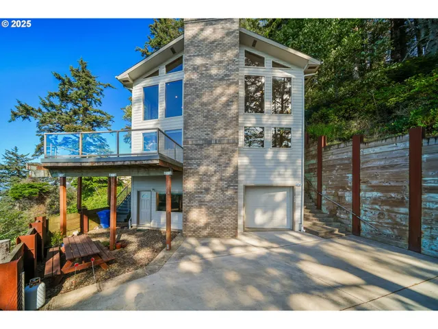 a view of a backyard