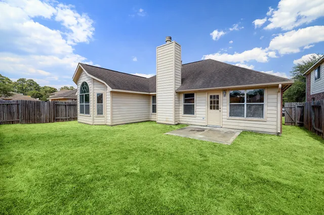 a view of a house with a backyard