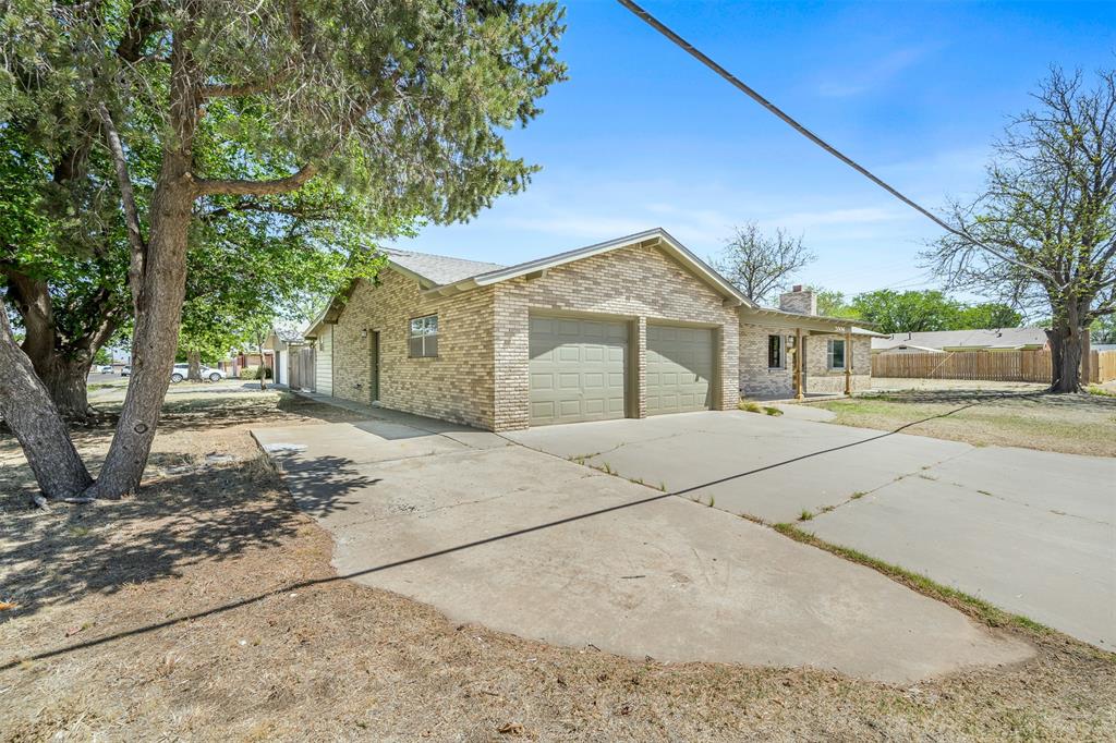 2006 Borger Plainview, TX 79072 - Photo 21 of 27 front view of a house with a yard