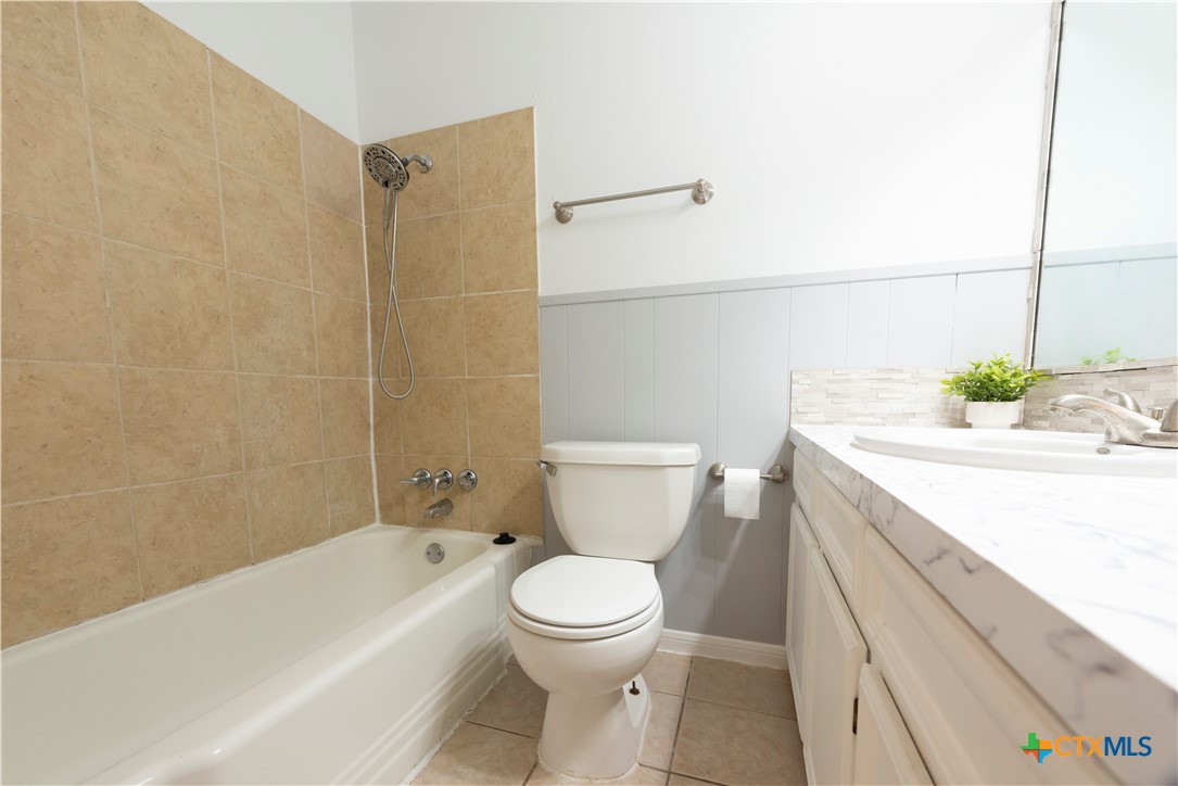 1201 Ridgemont Drive Killeen, TX 76549 - Photo 14 of 21 a bathroom with a sink a toilet and a bathtub