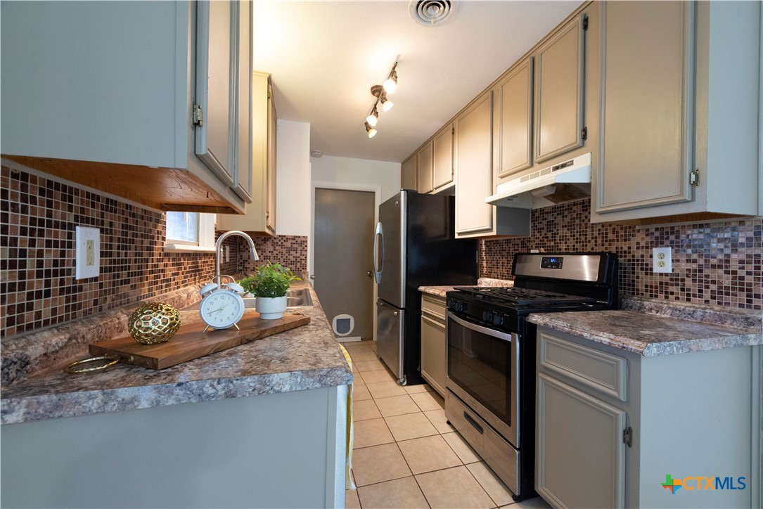1201 Ridgemont Drive Killeen, TX 76549 - Photo 7 of 21 a kitchen with granite countertop stainless steel appliances and wooden cabinets
