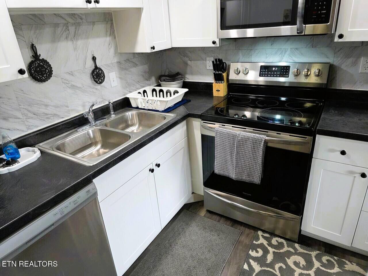 1081 Cove Road, Unit 1024 Sevierville, TN 37876 - Photo 5 of 16 Kitchen AIRBNB - Burgess