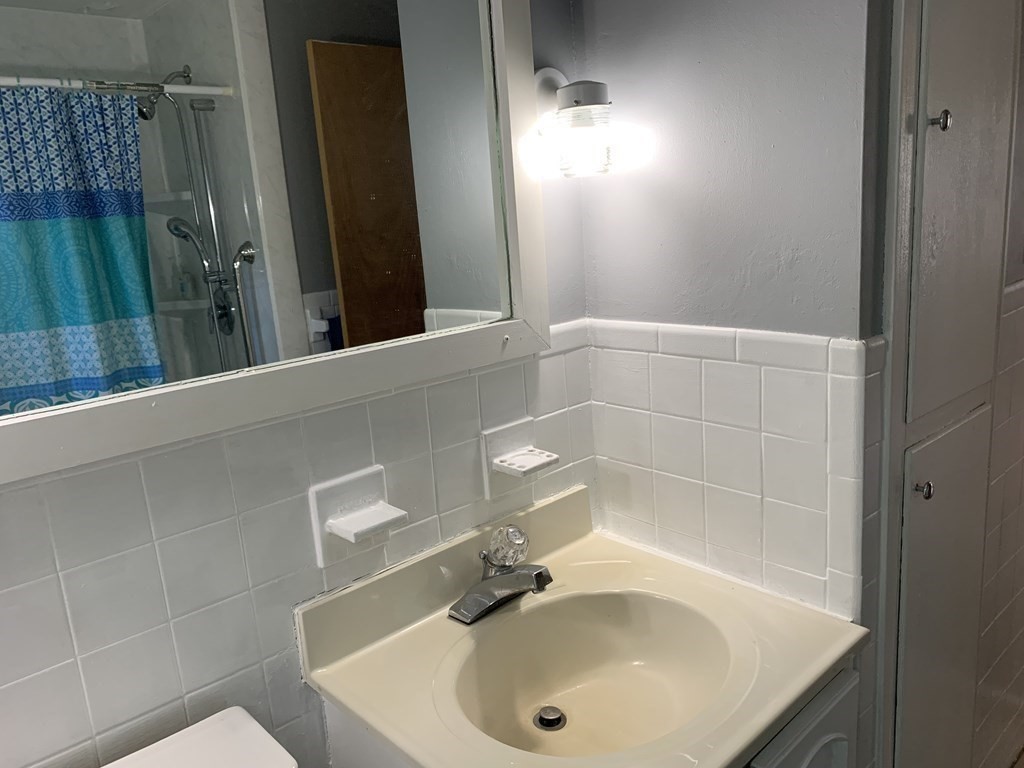 54 Fernald Street Springfield, MA 01109 - Photo 11 of 13 a bathroom with a sink a shower and a tub