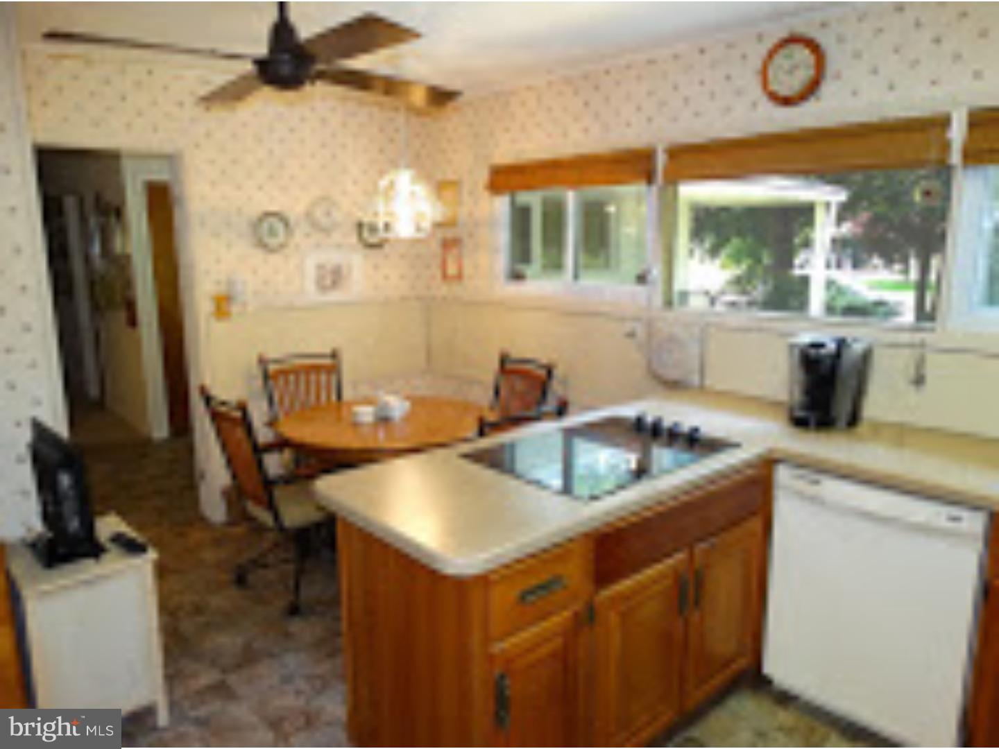 38 Flamingo Road Levittown, PA 19056 - Photo 7 of 24 Gallery Image 7