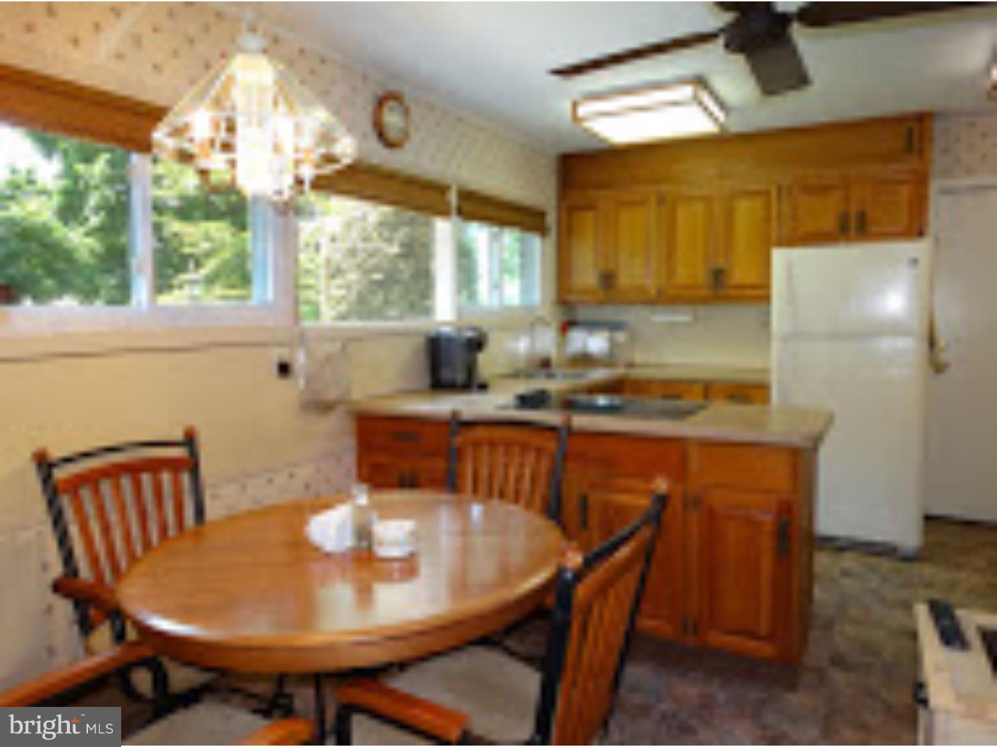 38 Flamingo Road Levittown, PA 19056 - Photo 8 of 24 Gallery Image 8