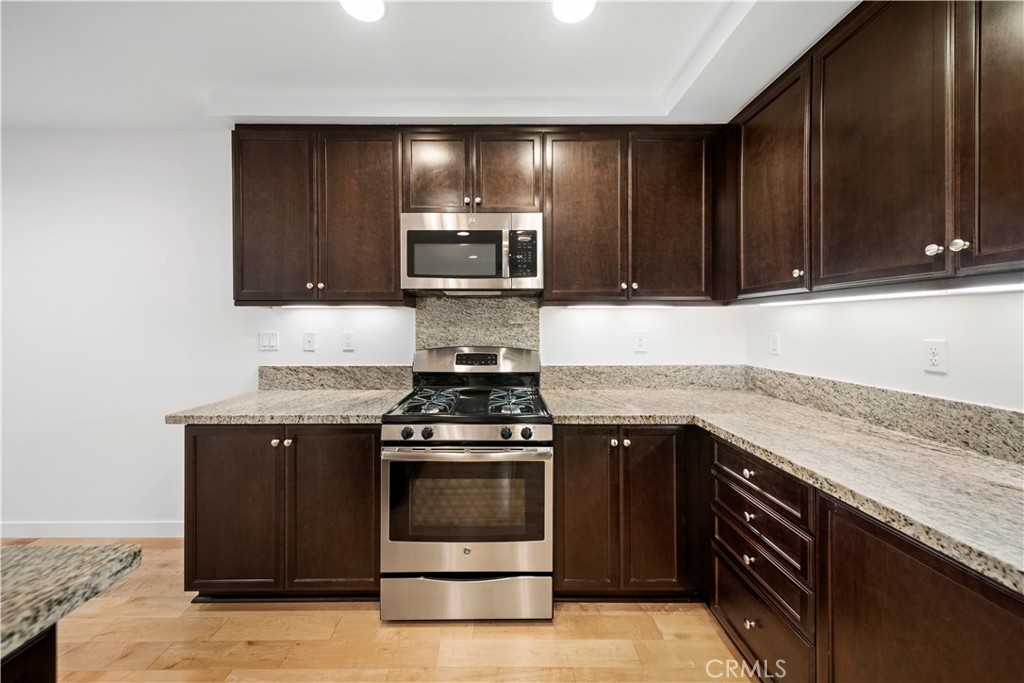 87 Waldorf Irvine, CA 92612 - Photo 6 of 38