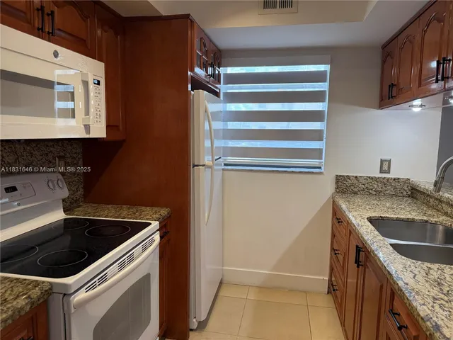 $2,300 | 18216 Mediterranean Boulevard, Unit 219, Hialeah, FL 33015