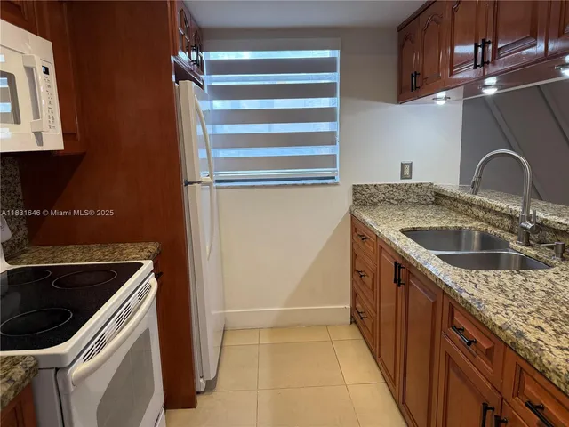 $2,300 | 18216 Mediterranean Boulevard, Unit 219, Hialeah, FL 33015