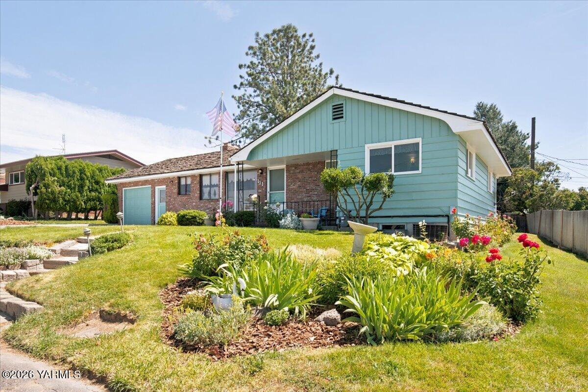 111 Sunset Way Zillah, WA 98953 - Photo 2 of 44 Front of home