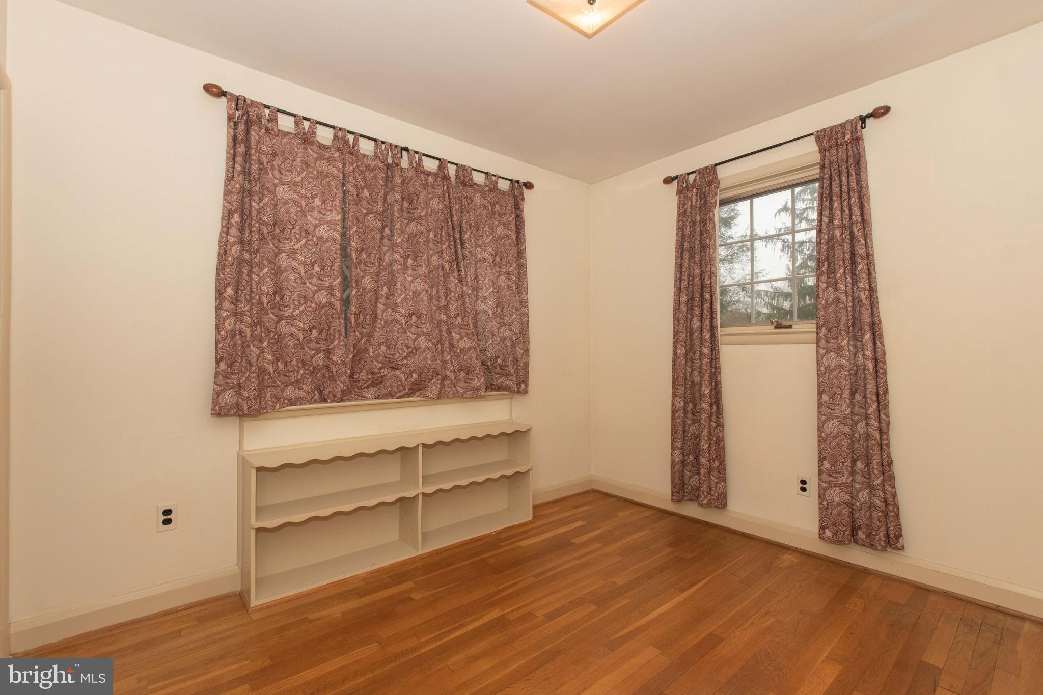 804 Stone Barn Road Towson, MD 21286 - Photo 21 of 40 Some built in bookshelves