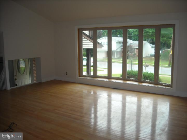 121 Greycourt Road Philadelphia, PA 19115 - Photo 5 of 15 Living Room